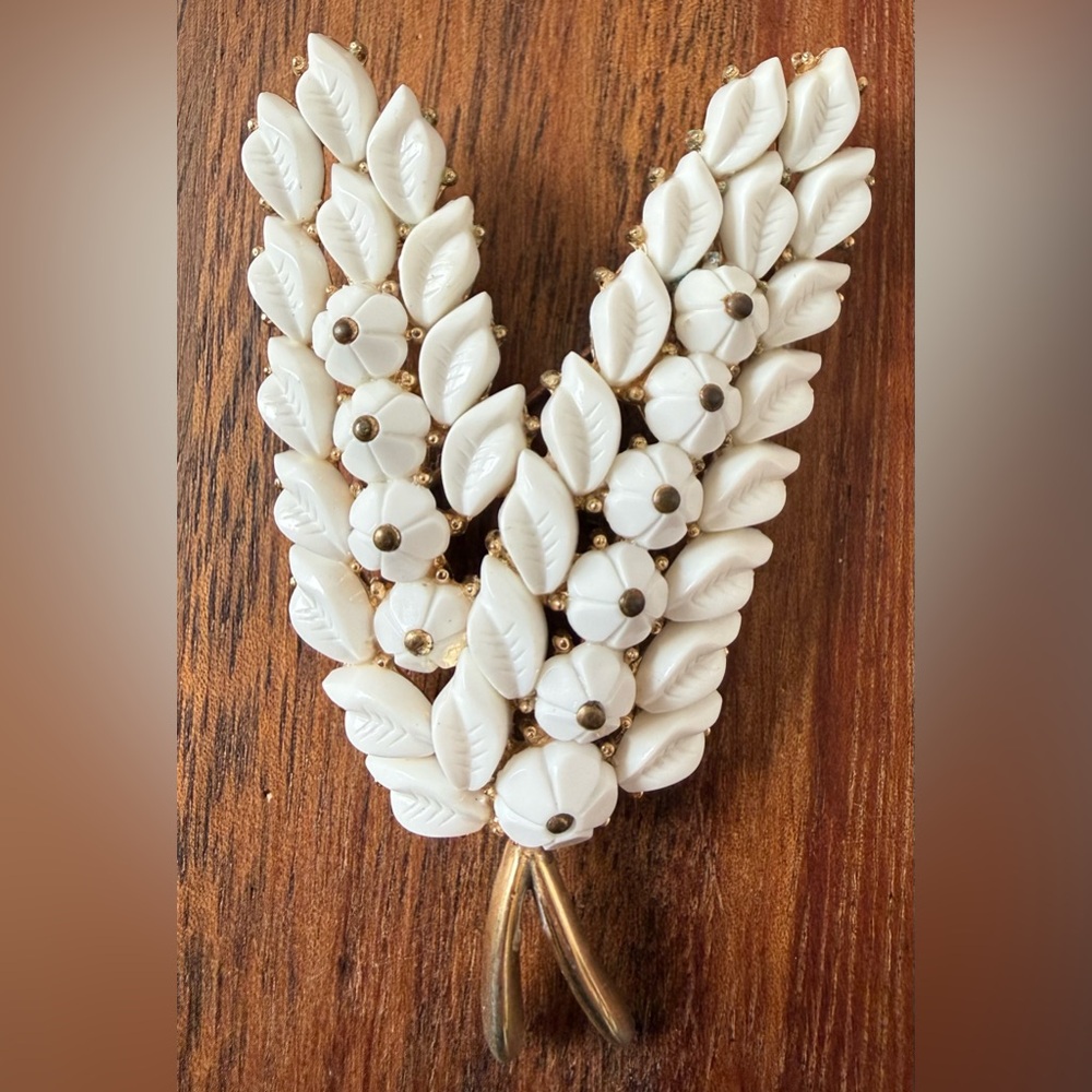 Vintage Crown Trifari White Milk Glass Gold Tone Double Stem Floral Brooch Pin